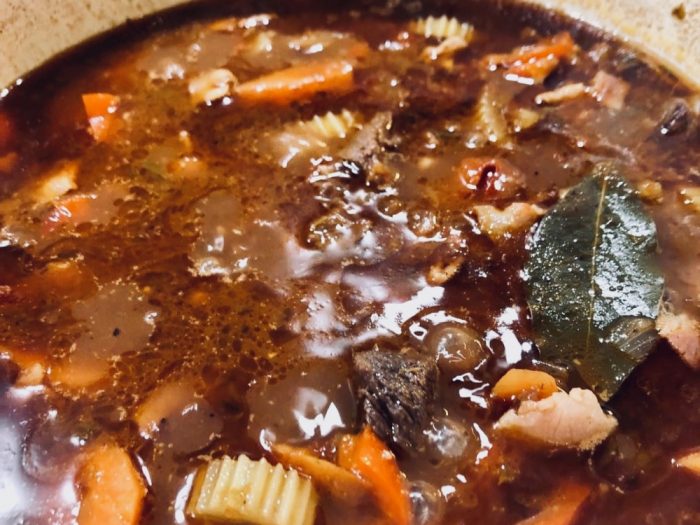 En god Chili med hembakat bröd i långpanna