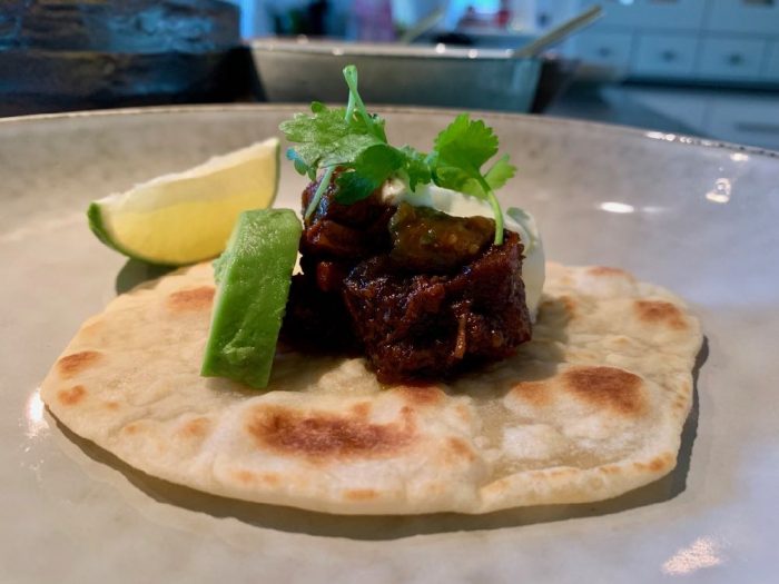 Carnitas med salsa roja