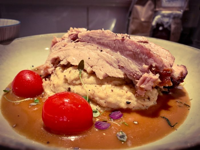 Fläsksida, äppelskysås och potatispuré med bränd grädde.