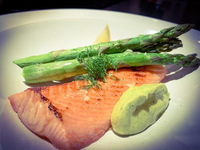 Snabblagad lax med dillhollandaise och sparris