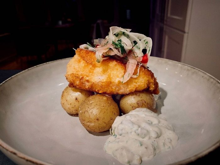 Panerad skrei med remouladsås och potatis.